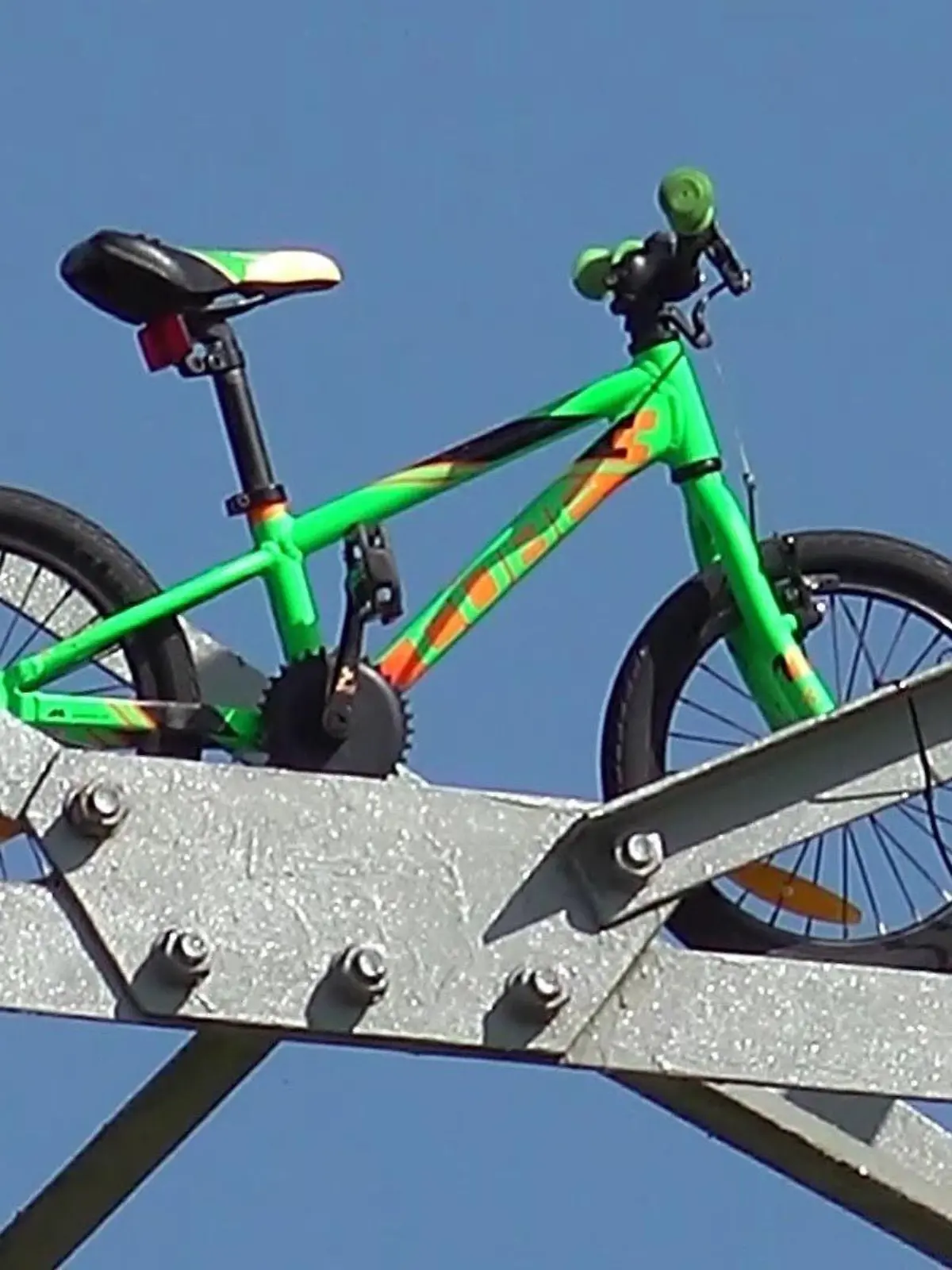 Ein Fahrrad wurde mit Kabelbindern an diesen Strommast befestigt.