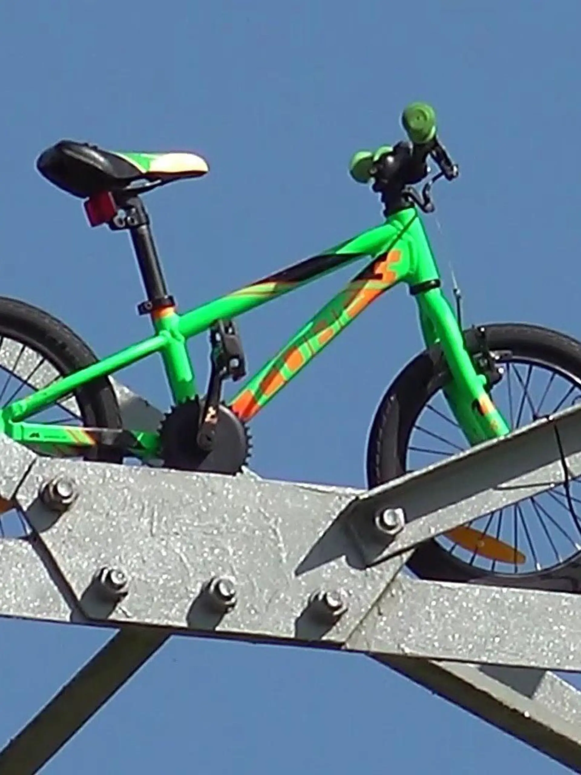 Ein Fahrrad wurde mit Kabelbindern an diesen Strommast befestigt.