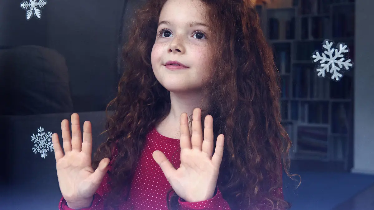  Little girl standing at the window, waiting for Christmas model released Symbolfoto PUBLICATIONxINxGERxSUIxAUTxHUNxONLY NEKF00001