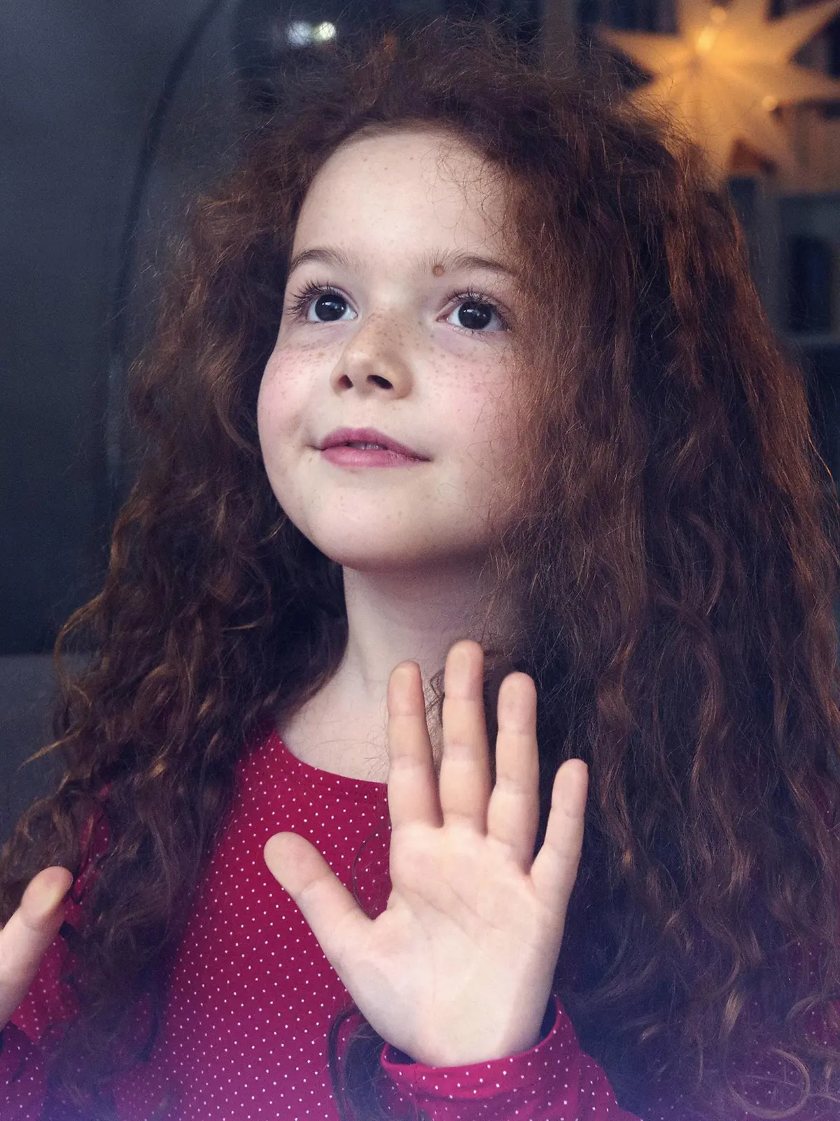  Little girl standing at the window, waiting for Christmas model released Symbolfoto PUBLICATIONxINxGERxSUIxAUTxHUNxONLY NEKF00001