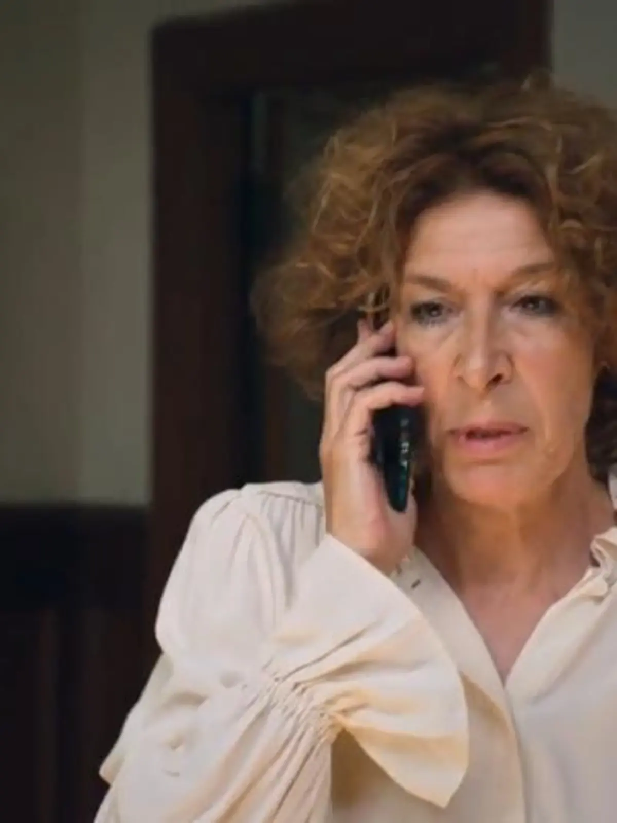 Schauspielerin Adele Neuhauser spielt in der Serie "Unter Freunden stirbt man nicht" die Rolle der Annette. Sie ist eine der vierköpfigen Clique, die den Tod eines weiteren gemeinsamen Freundes vertuschen möchte. Was den Charakter von Annette alles ausmacht, verraten Adele Neuhauser und ihre Schauspielerkollegen hier im Video.