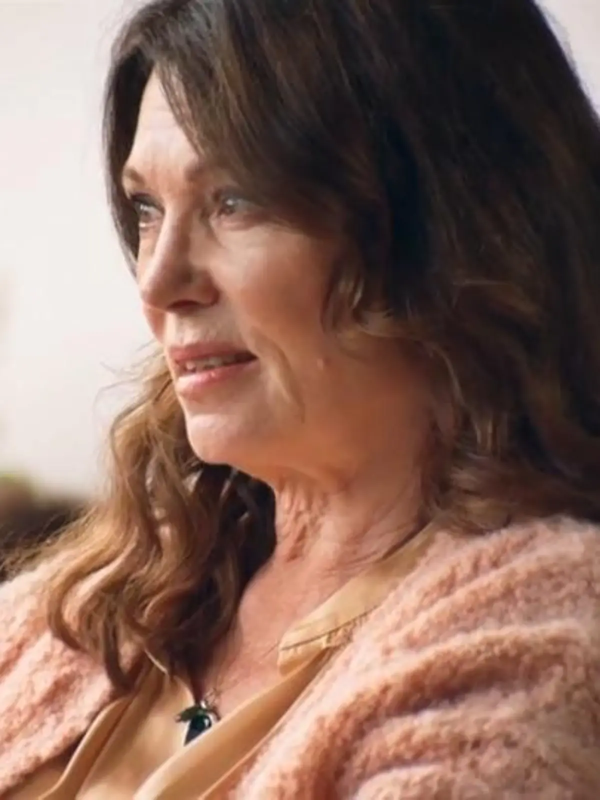 Ella ist alles andere als konservativ. Sie ist im tiefsten Inneren immer noch ein Hippiemädchen, geht ihren eigenen Weg und kann mit dem bürgerlichen Familienleben nicht viel anfangen. Schauspielerin Iris Berben verrät hier im Video noch einiges mehr über ihre Serienfigur.