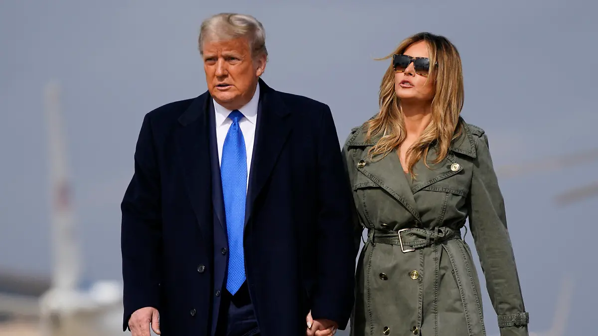 27.10.2020, USA, Andrews Air Force Base: Donald Trump, Präsident der USA, und Melania Trump, First Lady der USA, gehen auf dem Flughafen Joint Base Andrews Naval Air Facility spazieren. Trump fliegt für mehrere Wahlkampfveranstaltungen nach Michigan, Wisconsin und Nebraska. First Lady Melania wird zu Kampagne-Zwecken nach Pennsylvania fliegen. Foto: Evan Vucci/AP/dpa +++ dpa-Bildfunk +++