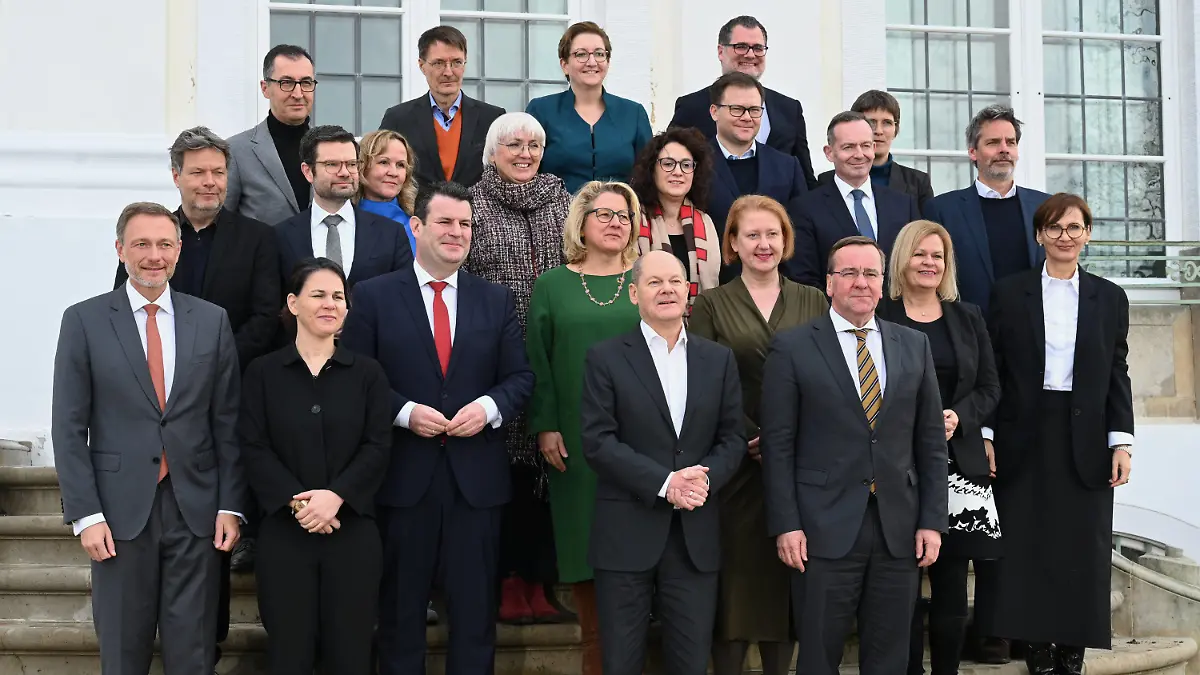 06.03.2023, Brandenburg, Meseberg: Das Kabinett um Bundeskanzler Olaf Scholz (SPD) steht beim Familienfoto bei der Klausurtagung des Bundeskabinetts auf Schloss Meseberg. Das Ampel-Kabinett hat sich zu einer zweitägigen Klausurtagung im Gästehaus der Bundesregierung, dem Schloss Meseberg, zurückgezogen. Foto: Julian Weber/dpa +++ dpa-Bildfunk +++