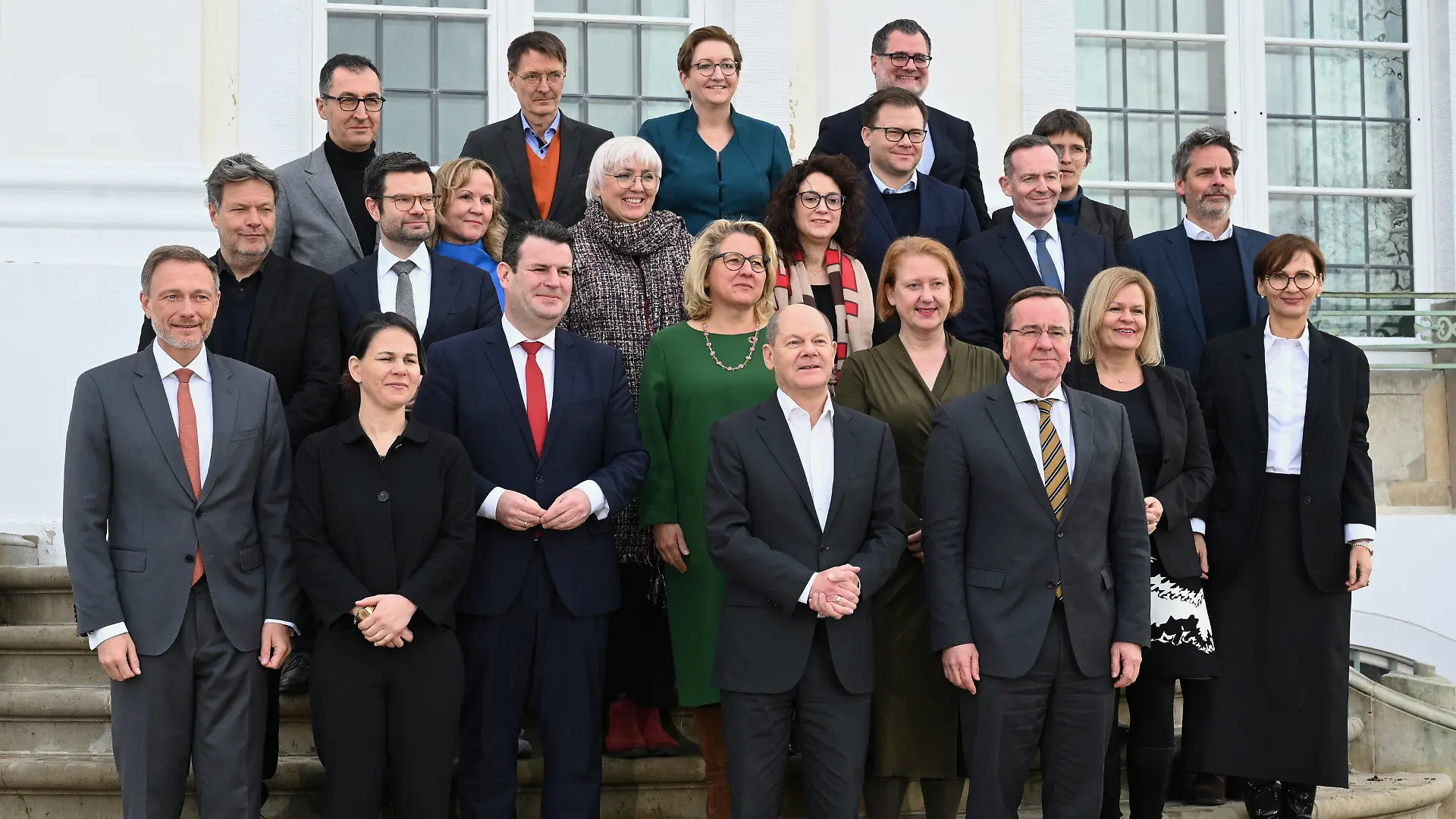 06.03.2023, Brandenburg, Meseberg: Das Kabinett um Bundeskanzler Olaf Scholz (SPD) steht beim Familienfoto bei der Klausurtagung des Bundeskabinetts auf Schloss Meseberg. Das Ampel-Kabinett hat sich zu einer zweitägigen Klausurtagung im Gästehaus der Bundesregierung, dem Schloss Meseberg, zurückgezogen. Foto: Julian Weber/dpa +++ dpa-Bildfunk +++