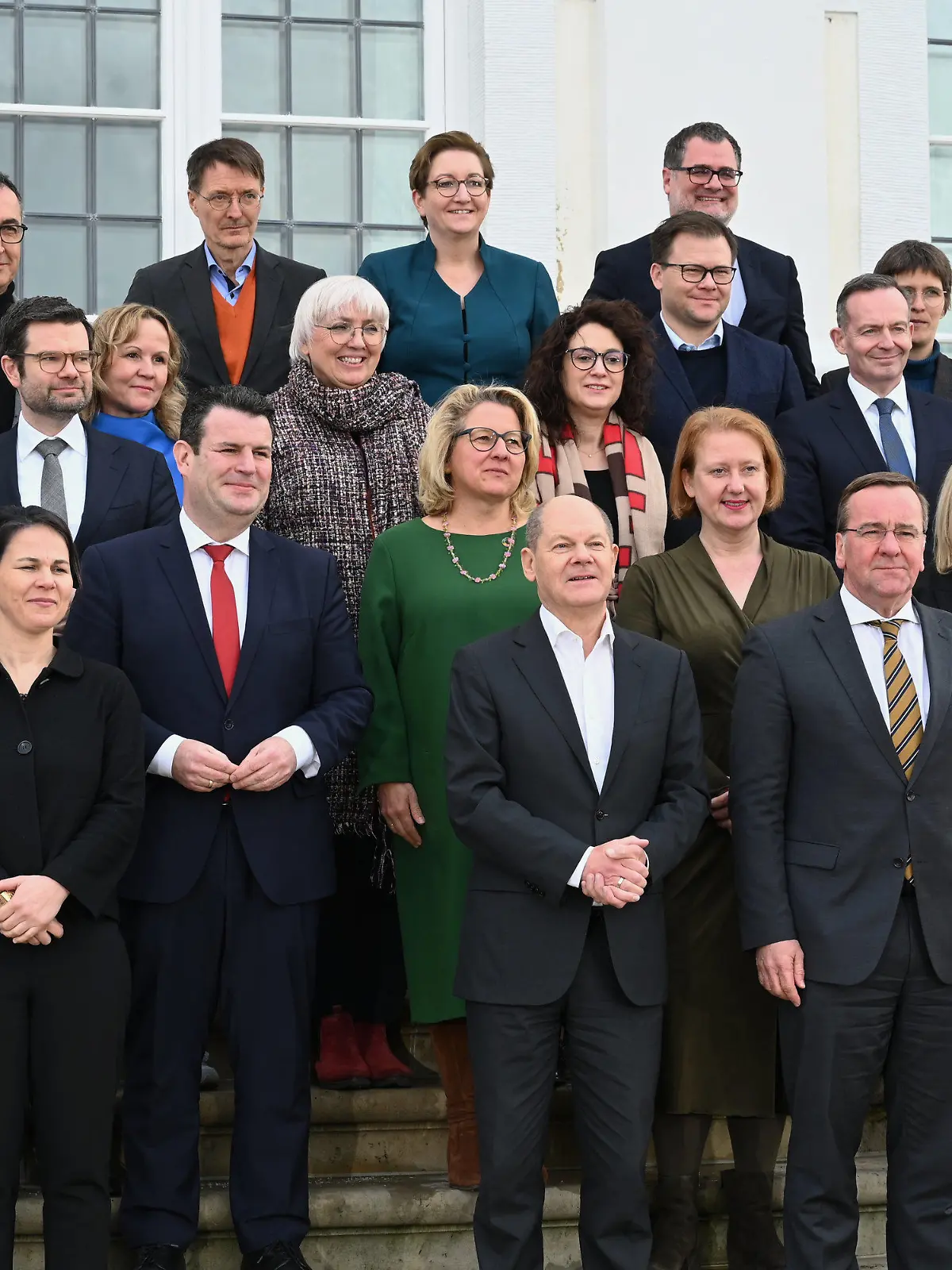 06.03.2023, Brandenburg, Meseberg: Das Kabinett um Bundeskanzler Olaf Scholz (SPD) steht beim Familienfoto bei der Klausurtagung des Bundeskabinetts auf Schloss Meseberg. Das Ampel-Kabinett hat sich zu einer zweitägigen Klausurtagung im Gästehaus der Bundesregierung, dem Schloss Meseberg, zurückgezogen. Foto: Julian Weber/dpa +++ dpa-Bildfunk +++