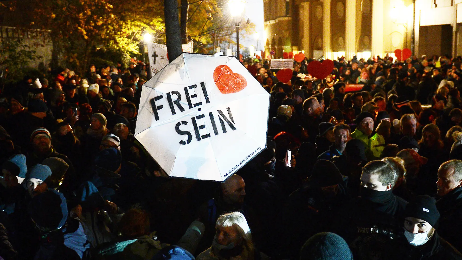 Demonstration gegen die Anti-Corona-Maßnahmen der Bundesregierung, Leipzig, 21.11.2020 Blick von oben auf die Demonstranten vor einer Polizeikette bei einer Demonstration gegen die Corona-Maßnahmen in Leipzig 21.11.2020. Zu sehen sind u.a. ein Regenschirm mit der Aufschrift - Frei sein- und ein Herz. Leipzig Sachsen Deutschland Große Fleischergasse *** Demonstration against the anti-corona measures of the Federal Government, Leipzig, 21 11 2020 View from above of the demonstrators in front of a police chain during a demonstration against the corona measures in Leipzig 21 11 2020 Among other things, an umbrella with the inscription Frei sein und ein Herz Leipzig Sachsen Deutschland Große Fleischergasse