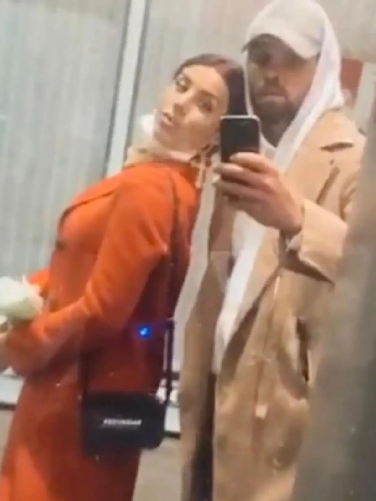 Bild zu: "Hier knutscht Kate Merlan mit ihrem neuen Freund"
