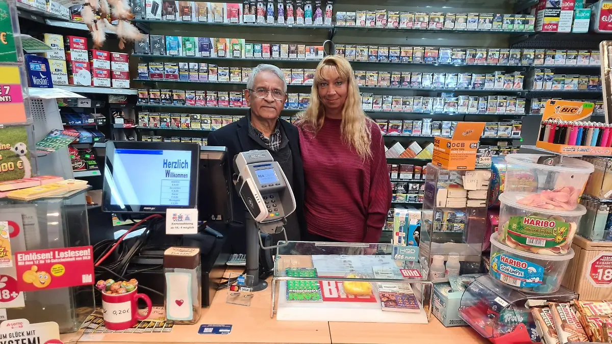 Mit Gummiknüppel und Pfefferspray: Kiosk-Betreiber Sattar Mirza weiß sich zu wehren.