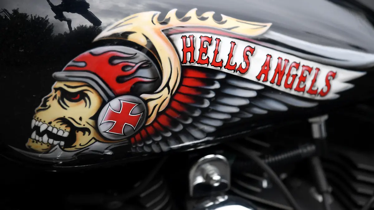 ARCHIV - 12.10.2016, Hessen, Gießen: Das Hells Angels-Emblem, ein Totenkopf mit Helm und Flügeln, ist auf dem Tank eines abgestellten Motorrads zu sehen. In Deutschland sind nach Informationen der «Neuen Westfälischen» im vergangenen Jahr rund 8800 Menschen in «polizeilich relevanten» Rockerbanden organisiert gewesen. Damit gehe laut Bundeskriminalamt (BKA) von diesen Gruppen eine unvermindert hohe Gefahr aus. Foto: picture alliance / Arne Dedert/dpa +++ dpa-Bildfunk +++