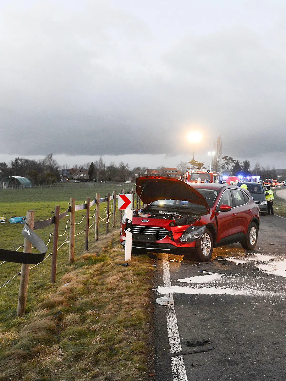ARCHIV - 25.02.2022, Niedersachsen, Barsinghausen: Ein zerstörtes Auto (l) liegt auf einer Wiese. Bei dem Unfall in der Region Hannover mit mehreren beteiligten Fahrzeugen starben zwei Kinder. (Zu dpa: «Mordprozess um tödliches Autorennen - Urteil erwartet») Foto: Frank Tunnat/dpa +++ dpa-Bildfunk +++