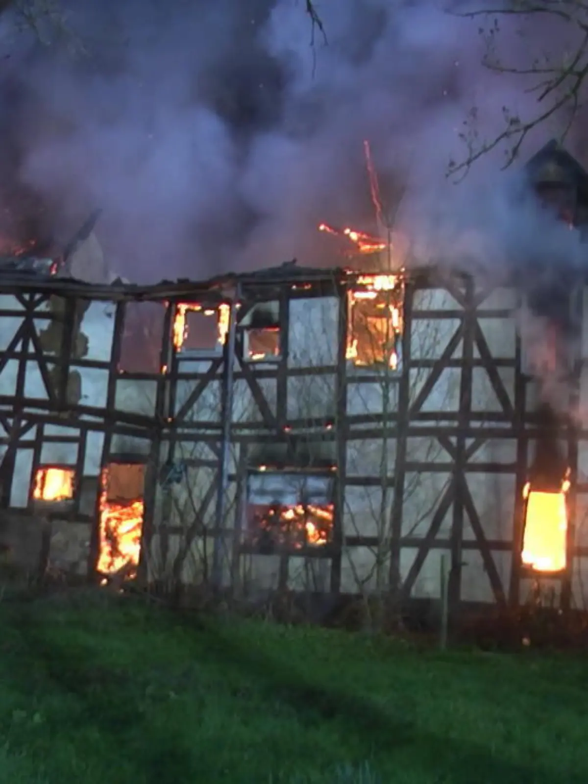 Das Haus des Kannibalen von Rotenburg in Wüstefeld ist abgebrannt.
