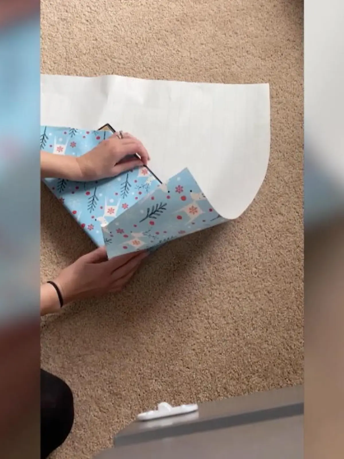 Weihnachten steht vor der Tür und das bedeutet: die gekauften Geschenke müssen verpackt werden. Falls Sie dann mal kein Klebeband daheim haben sollten oder auf ein bisschen Plastik verzichten wollen, lassen sich die Geschenke auch ganz einfach ohne Klebeband einpacken. Die Anleitung dazu gibt’s im Video.