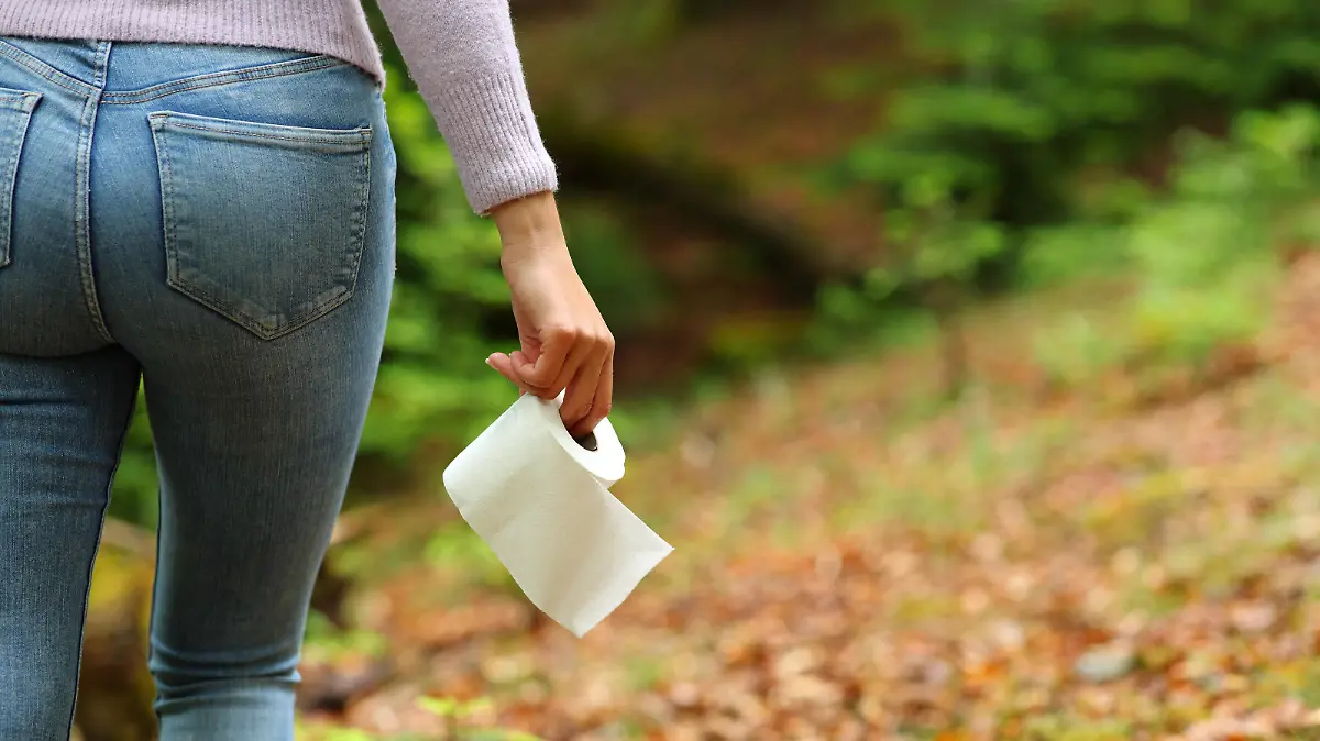 Frau geht zu Camping-Toiletten im Test.