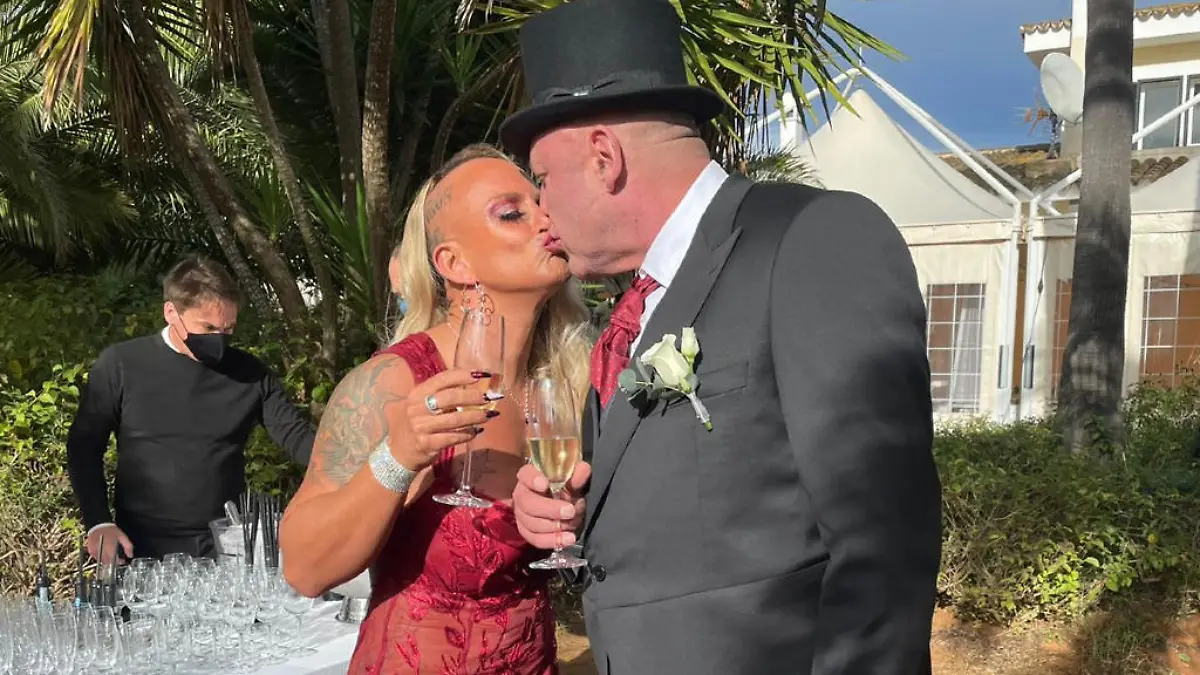 Caro und Andreas Robens erneuern ihr Eheversprechen Sexy Bilder zum Jubeltag