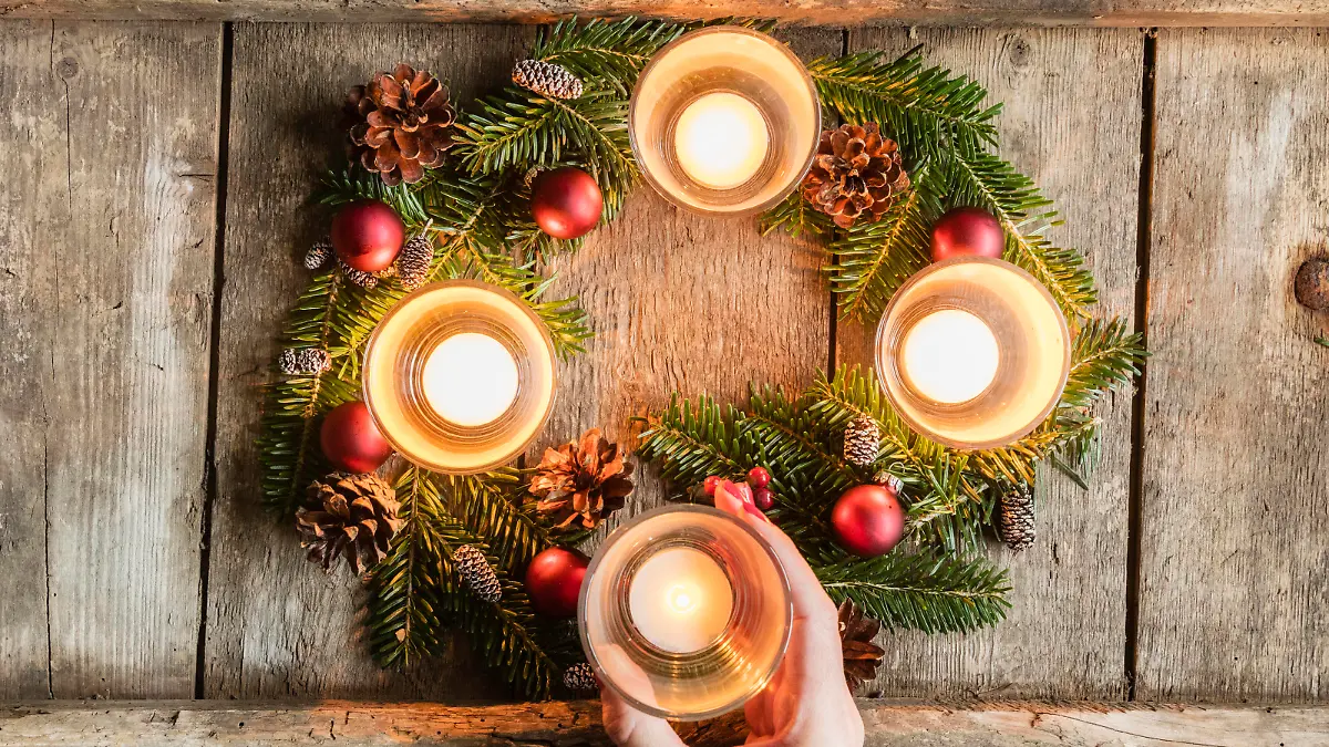  Hand of woman touching glass cover of candle burning on Advent wreath model released Symbolfoto EVGF03704
