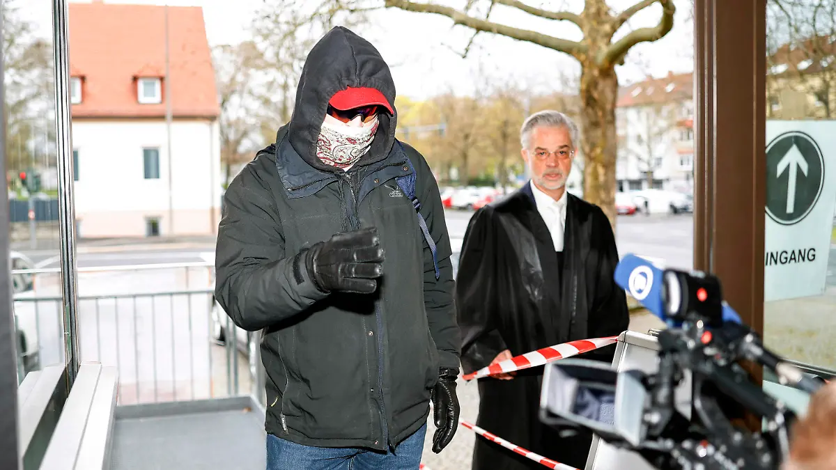 17.04.2023, Bayern, Schweinfurt: Der wegen Vergewaltigung und sexuellem Missbrauch angeklagte Arzt kommt am Landgericht Schweinfurt an. Der Angeklagte soll im Rahmen seiner Tätigkeit als orthopädischer Facharzt sexuelle Handlungen an Patientinnen vorgenommen und von Patientinnen und Mitarbeiterinnen unbefugt intime Bildaufnahmen angefertigt haben. Foto: Daniel Löb/dpa +++ dpa-Bildfunk +++