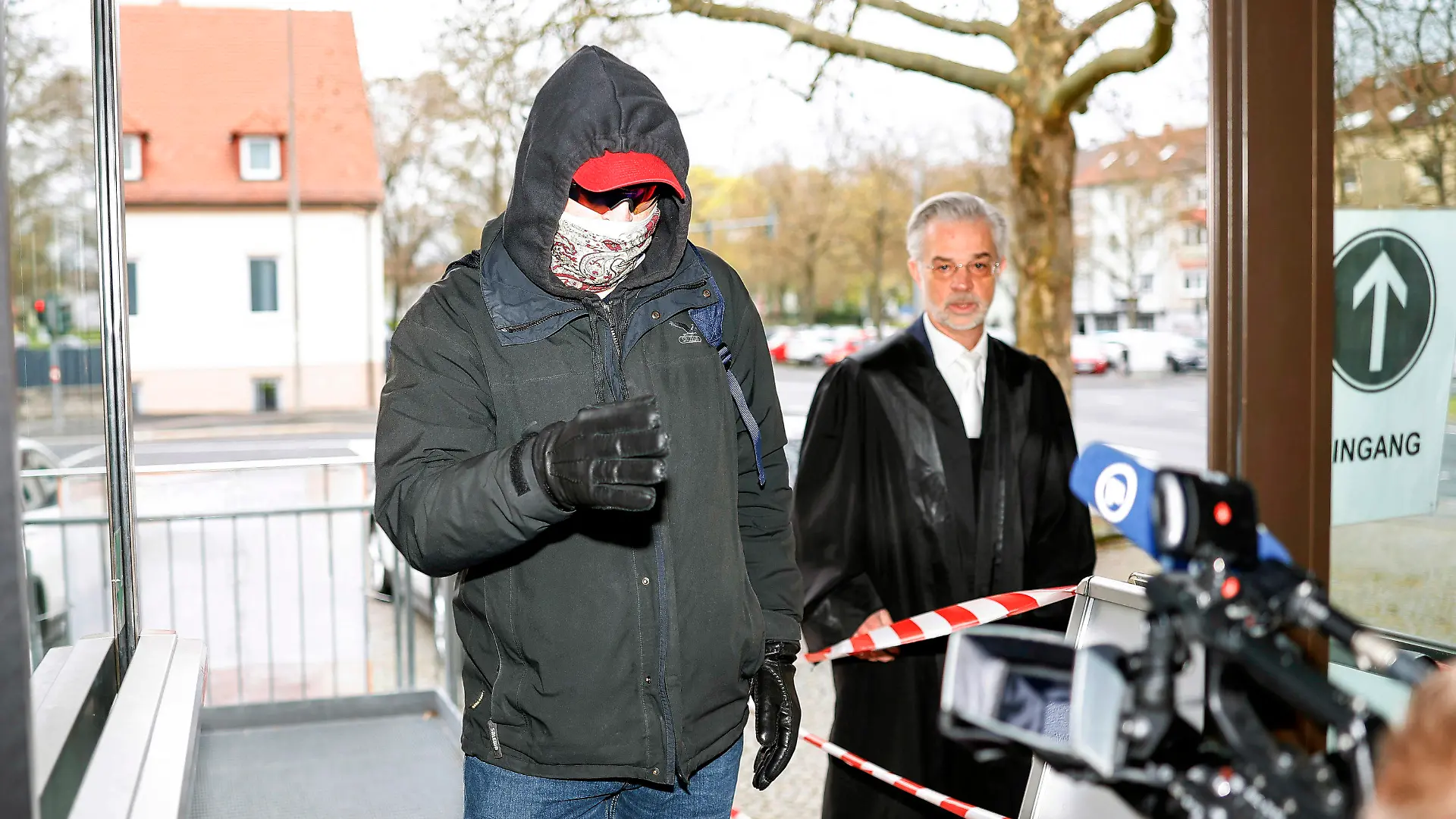 17.04.2023, Bayern, Schweinfurt: Der wegen Vergewaltigung und sexuellem Missbrauch angeklagte Arzt kommt am Landgericht Schweinfurt an. Der Angeklagte soll im Rahmen seiner Tätigkeit als orthopädischer Facharzt sexuelle Handlungen an Patientinnen vorgenommen und von Patientinnen und Mitarbeiterinnen unbefugt intime Bildaufnahmen angefertigt haben. Foto: Daniel Löb/dpa +++ dpa-Bildfunk +++