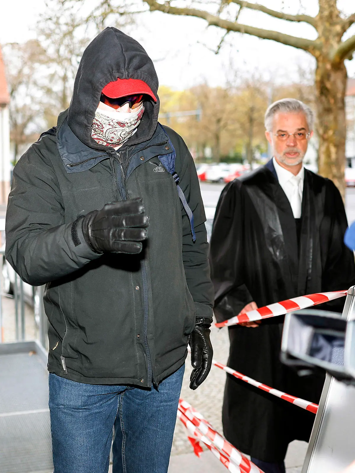 17.04.2023, Bayern, Schweinfurt: Der wegen Vergewaltigung und sexuellem Missbrauch angeklagte Arzt kommt am Landgericht Schweinfurt an. Der Angeklagte soll im Rahmen seiner Tätigkeit als orthopädischer Facharzt sexuelle Handlungen an Patientinnen vorgenommen und von Patientinnen und Mitarbeiterinnen unbefugt intime Bildaufnahmen angefertigt haben. Foto: Daniel Löb/dpa +++ dpa-Bildfunk +++