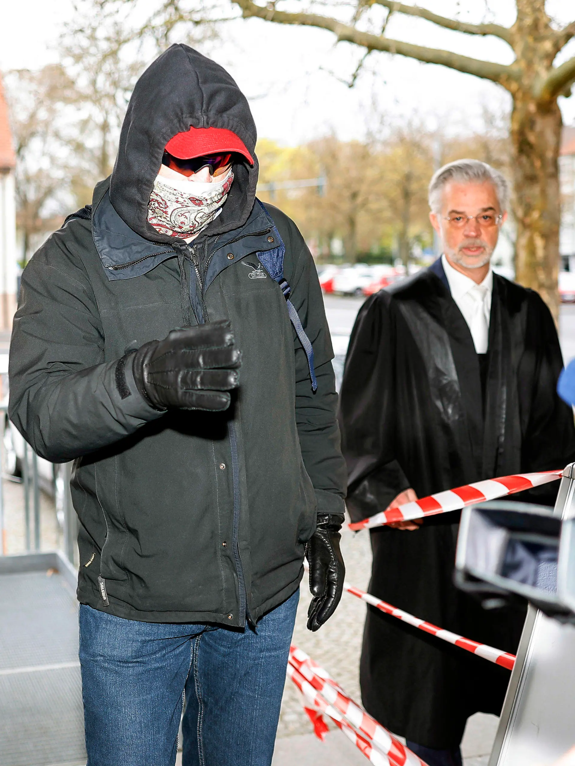 17.04.2023, Bayern, Schweinfurt: Der wegen Vergewaltigung und sexuellem Missbrauch angeklagte Arzt kommt am Landgericht Schweinfurt an. Der Angeklagte soll im Rahmen seiner Tätigkeit als orthopädischer Facharzt sexuelle Handlungen an Patientinnen vorgenommen und von Patientinnen und Mitarbeiterinnen unbefugt intime Bildaufnahmen angefertigt haben. Foto: Daniel Löb/dpa +++ dpa-Bildfunk +++
