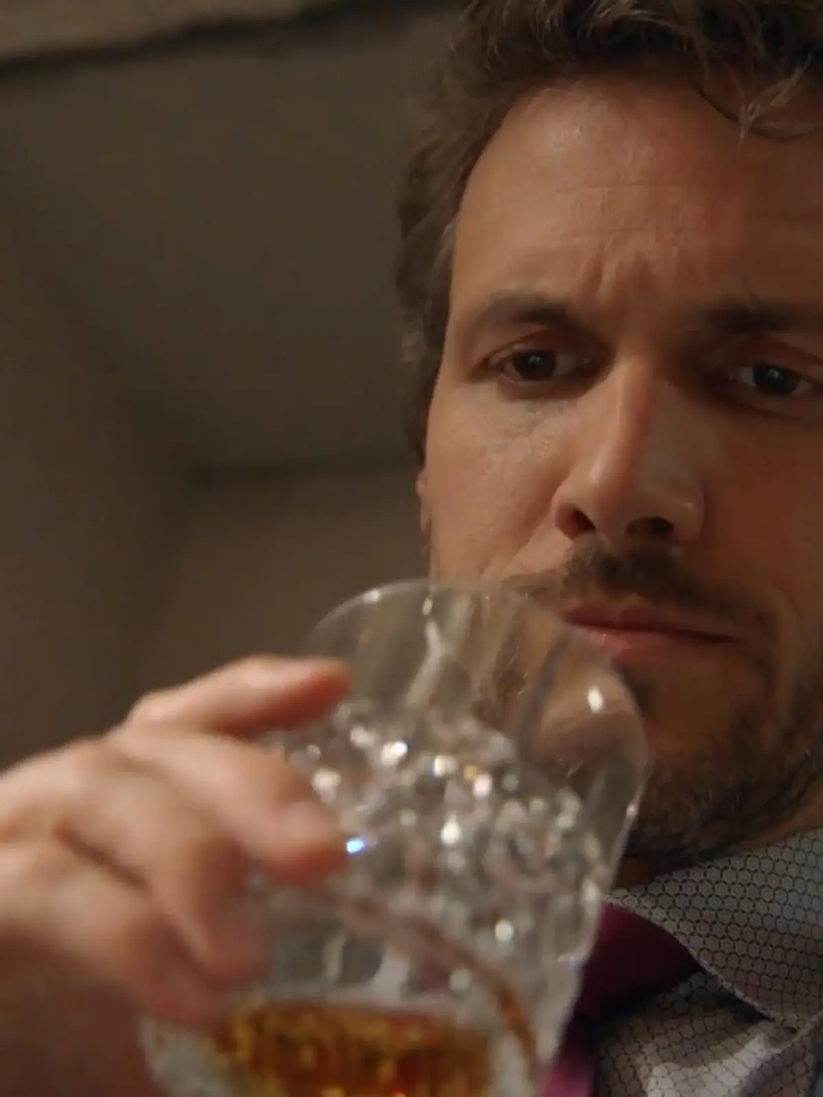 Felix trinkt Alkohol um sein schlechtes Gewissen zu bekämpfen.