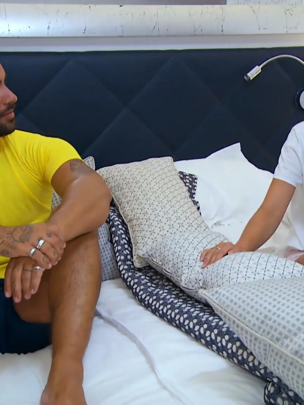 Bild zu: "Stephi baut eine Barrikade zu Filippo auf"