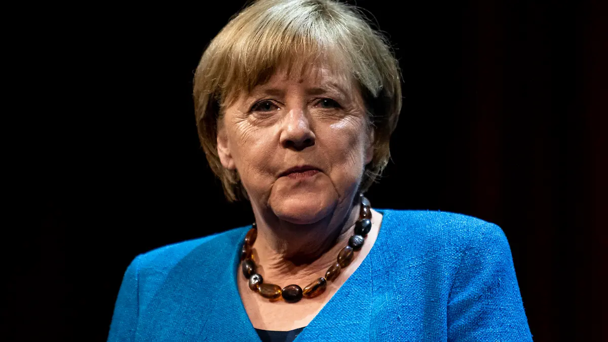 ARCHIV - 07.06.2022, Berlin: Die ehemalige Bundeskanzlerin Angela Merkel (CDU) steht im Berliner Ensemble. Merkel erhält den Nansen-Preis des UN-Flüchtlingshilfswerks (UNHCR). (zu dpa: «Angela Merkel bekommt Nansen-Preis des UN-Flüchtlingshilfswerks») Foto: Fabian Sommer/dpa +++ dpa-Bildfunk +++