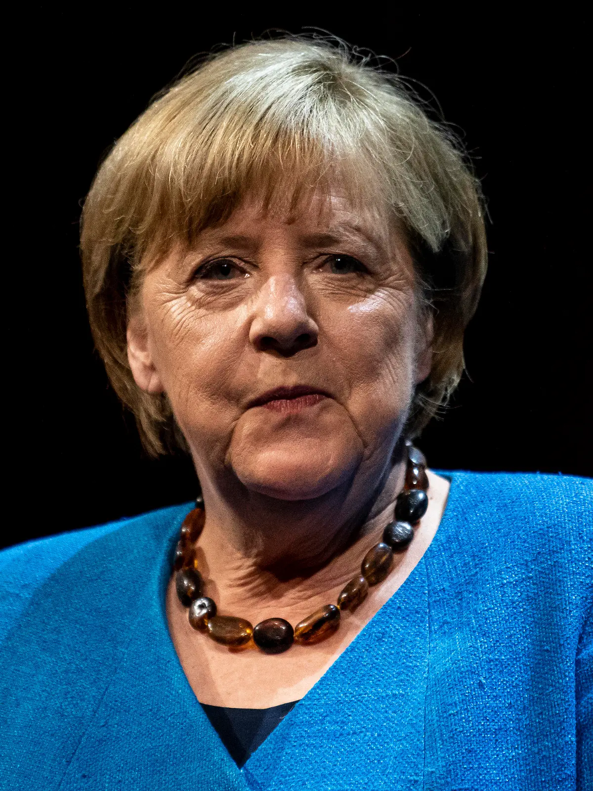 ARCHIV - 07.06.2022, Berlin: Die ehemalige Bundeskanzlerin Angela Merkel (CDU) steht im Berliner Ensemble. Merkel erhält den Nansen-Preis des UN-Flüchtlingshilfswerks (UNHCR). (zu dpa: «Angela Merkel bekommt Nansen-Preis des UN-Flüchtlingshilfswerks») Foto: Fabian Sommer/dpa +++ dpa-Bildfunk +++