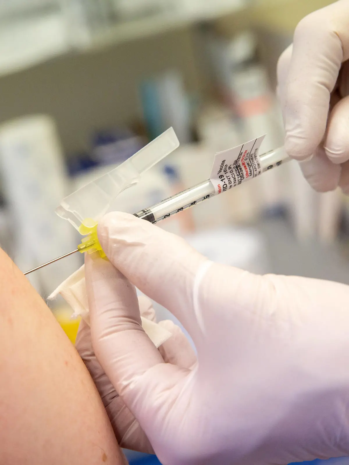  Erfurt , 291220 , erste Corona-Impfung für Mitarbeiter im Erfurter Helios Klinikum mit dem Impfstoff COMIRNATY von Pfizer im Bild: Ein Impfling bekommt die Spritze mit dem Impfstoff *** Erfurt , 291220 , first Corona vaccination for employees in the Helios hospital in Erfurt with the vaccine COMIRNATY from Pfizer in the picture A vaccinated person gets the syringe with the vaccine