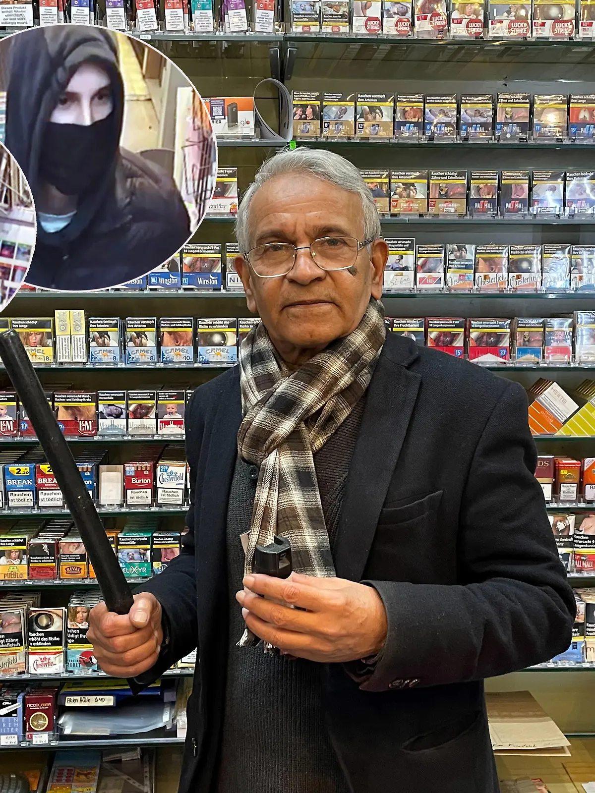 Plötzlich stehen zwei maskierte Männer vor Sattar Mirza.