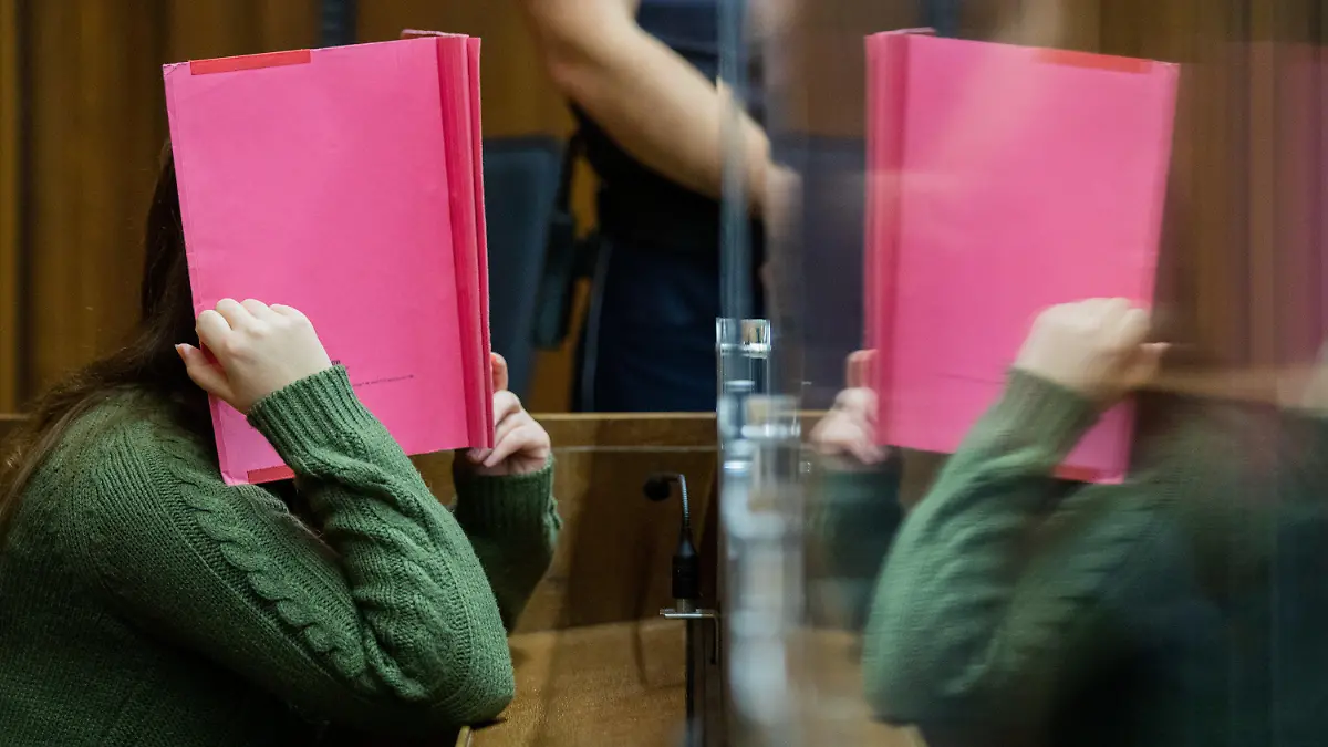 17.11.2020, Nordrhein-Westfalen, Mönchengladbach: Die Angeklagte sitzt in einem Gerichtssaal des Landgerichts. Im Mordfall Greta (3) hat der Prozess gegen eine Kita-Erzieherin begonnen. Die Erzieherin soll im April 2020 in einer Kita in Viersen am Niederrhein einem kleinen Mädchen während des Mittagsschlafs den Brustkorb bis zum Atemstillstand zusammengedrückt haben. Die Angeklagte soll in mehreren Einrichtungen immer wieder anvertrauten Kindern den Brustkorb fest zusammengepresst und sie damit in Lebensgefahr gebracht haben. Foto: Rolf Vennenbernd/dpa +++ dpa-Bildfunk +++