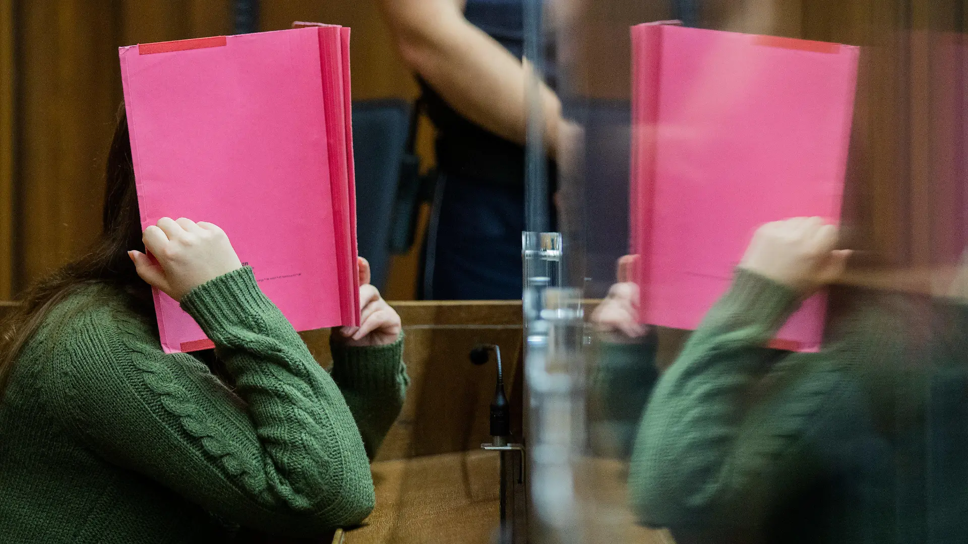17.11.2020, Nordrhein-Westfalen, Mönchengladbach: Die Angeklagte sitzt in einem Gerichtssaal des Landgerichts. Im Mordfall Greta (3) hat der Prozess gegen eine Kita-Erzieherin begonnen. Die Erzieherin soll im April 2020 in einer Kita in Viersen am Niederrhein einem kleinen Mädchen während des Mittagsschlafs den Brustkorb bis zum Atemstillstand zusammengedrückt haben. Die Angeklagte soll in mehreren Einrichtungen immer wieder anvertrauten Kindern den Brustkorb fest zusammengepresst und sie damit in Lebensgefahr gebracht haben. Foto: Rolf Vennenbernd/dpa +++ dpa-Bildfunk +++