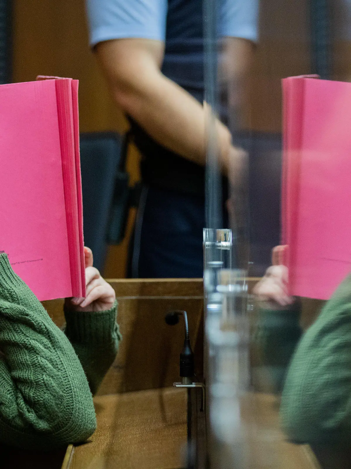 17.11.2020, Nordrhein-Westfalen, Mönchengladbach: Die Angeklagte sitzt in einem Gerichtssaal des Landgerichts. Im Mordfall Greta (3) hat der Prozess gegen eine Kita-Erzieherin begonnen. Die Erzieherin soll im April 2020 in einer Kita in Viersen am Niederrhein einem kleinen Mädchen während des Mittagsschlafs den Brustkorb bis zum Atemstillstand zusammengedrückt haben. Die Angeklagte soll in mehreren Einrichtungen immer wieder anvertrauten Kindern den Brustkorb fest zusammengepresst und sie damit in Lebensgefahr gebracht haben. Foto: Rolf Vennenbernd/dpa +++ dpa-Bildfunk +++