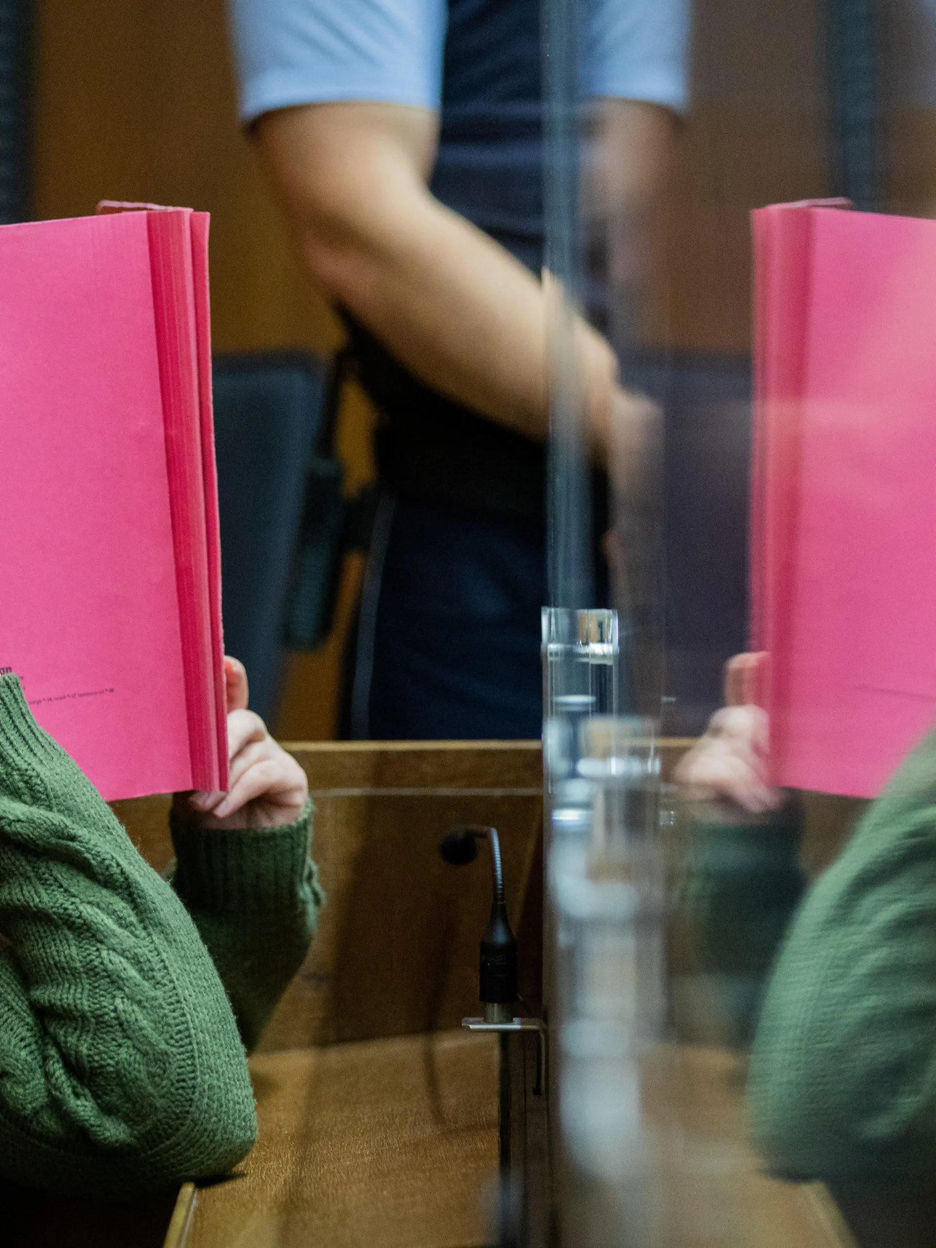 17.11.2020, Nordrhein-Westfalen, Mönchengladbach: Die Angeklagte sitzt in einem Gerichtssaal des Landgerichts. Im Mordfall Greta (3) hat der Prozess gegen eine Kita-Erzieherin begonnen. Die Erzieherin soll im April 2020 in einer Kita in Viersen am Niederrhein einem kleinen Mädchen während des Mittagsschlafs den Brustkorb bis zum Atemstillstand zusammengedrückt haben. Die Angeklagte soll in mehreren Einrichtungen immer wieder anvertrauten Kindern den Brustkorb fest zusammengepresst und sie damit in Lebensgefahr gebracht haben. Foto: Rolf Vennenbernd/dpa +++ dpa-Bildfunk +++