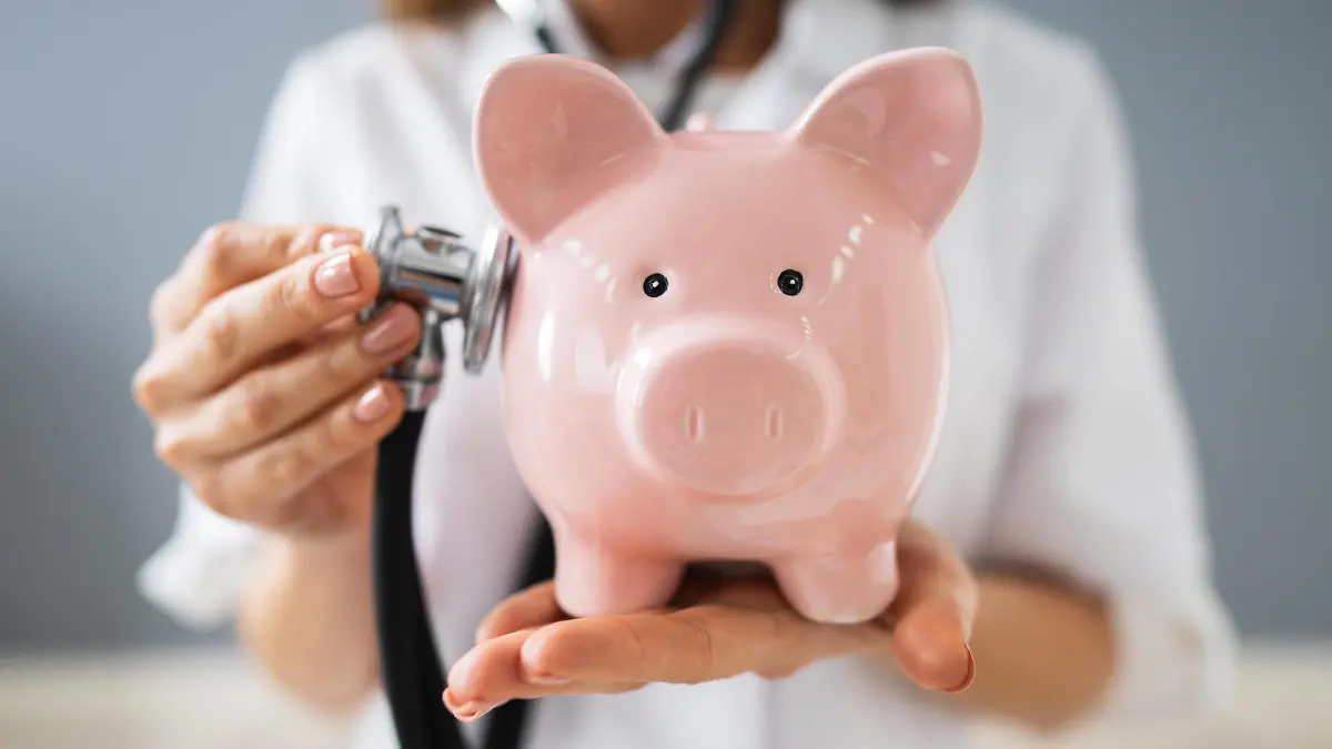 Doctor Examining Piggybank With Stethoscope Copyright: xAndreyPopovx Panthermedia27956360 ,model released, Symbolfoto
