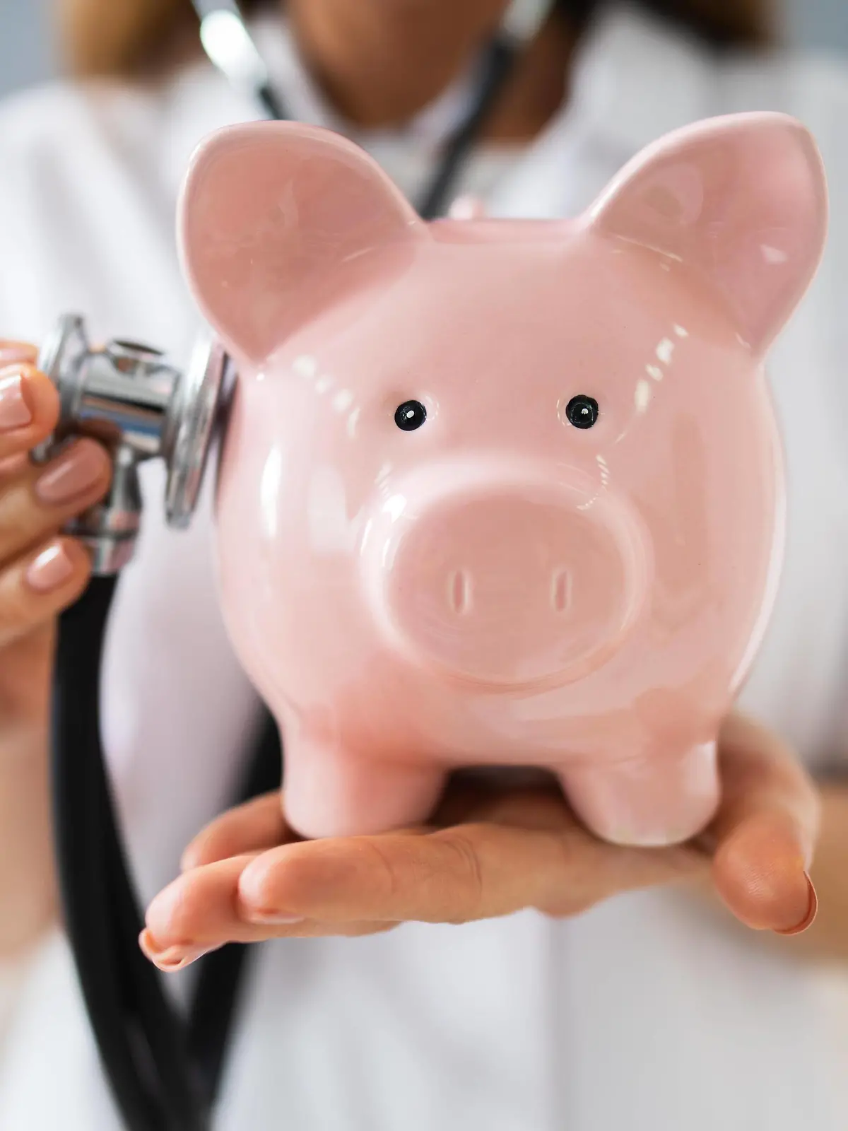 Doctor Examining Piggybank With Stethoscope Copyright: xAndreyPopovx Panthermedia27956360 ,model released, Symbolfoto