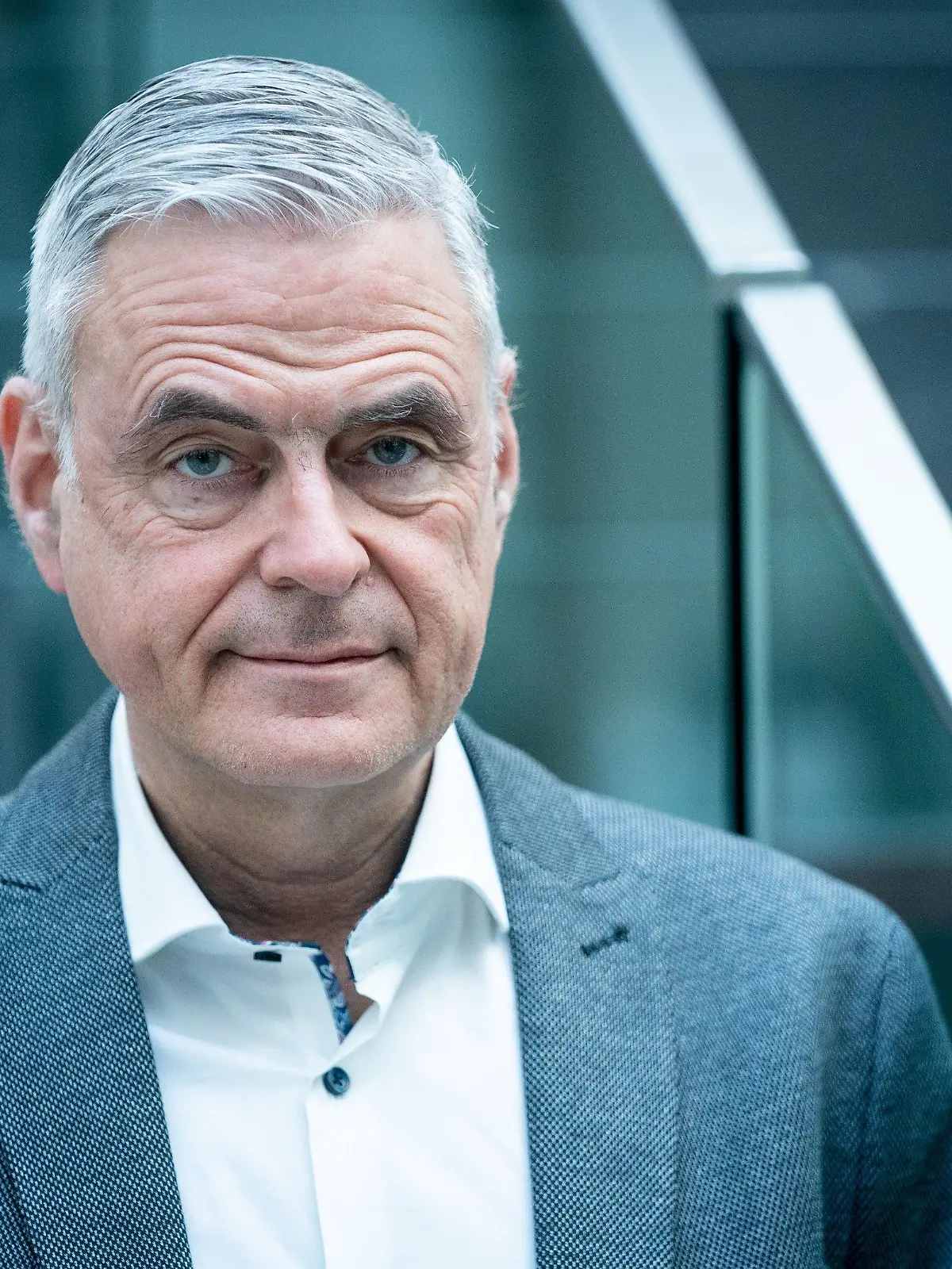 ARCHIV - 03.11.2020, Berlin: Uwe Janssens, Präsident der DIVI (Deutsche Interdisziplinäre Vereinigung für Intensiv- und Notfallmedizin) kommt in der Bundespressekonferenz an. Intensiv- und Notfallmediziner sehen die aktuelle Entwicklung bei der Zahl der Neuinfektionen und Todesfälle mit Sorge und Enttäuschung.(zu dpa «Mediziner: «wirkliche Krisensituation» - und es wird noch schlimmer») Foto: Kay Nietfeld/dpa +++ dpa-Bildfunk +++
