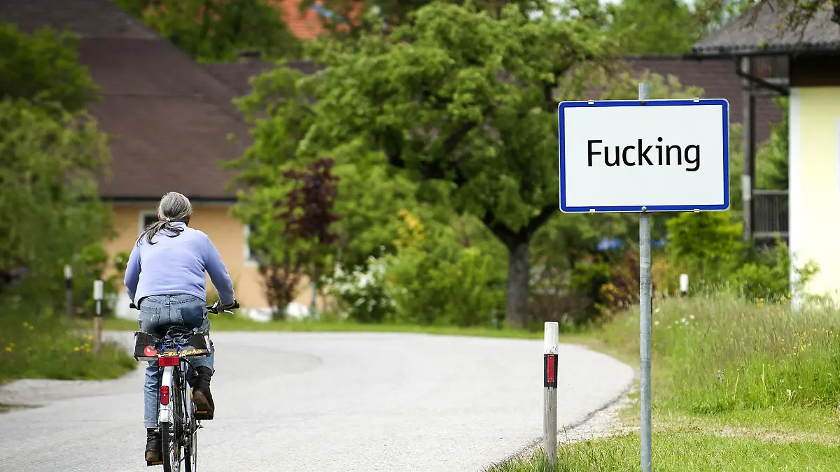ARCHIV - 18.05.2012, Österreich, Fucking: Das Ortsschild des oberösterreichischen Orts Fucking. Der Ortsteil der
oberösterreichischen Gemeinde Tarsdorf (Bezirk Braunau) mit dem
schlüpfrigen Namen soll ab 2021 eine neue Schreibweise erhalten und in "Fugging" umbenannt werden. Das
habe der Gemeinderat beschlossen. Foto: MANFRED FESL/epa/dpa +++ dpa-Bildfunk +++