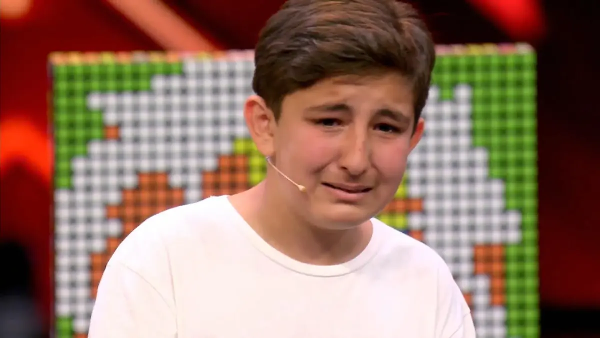 Luan vergießt dicke Tränen vor lauter Freude und Glück Er ist vom Erfolg komplett überwältigt