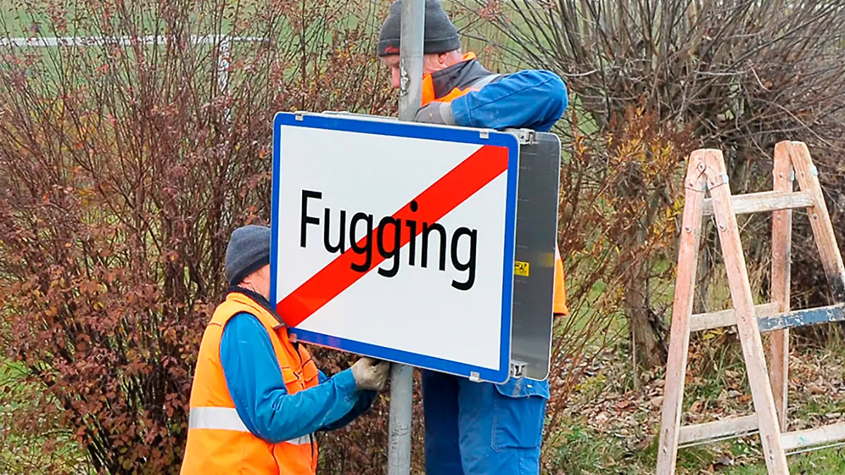ÖSTERREICH: Arbeiter beim Wechsel des Ortsschildes des Ortes "Fucking" in Oberösterreich auf das Schild mit dem neuen Ortsnamen "Fugging" am Mittwoch, 2. November 2020. - FOTO: APA/MANFRED FESL - 20201201_PD10930