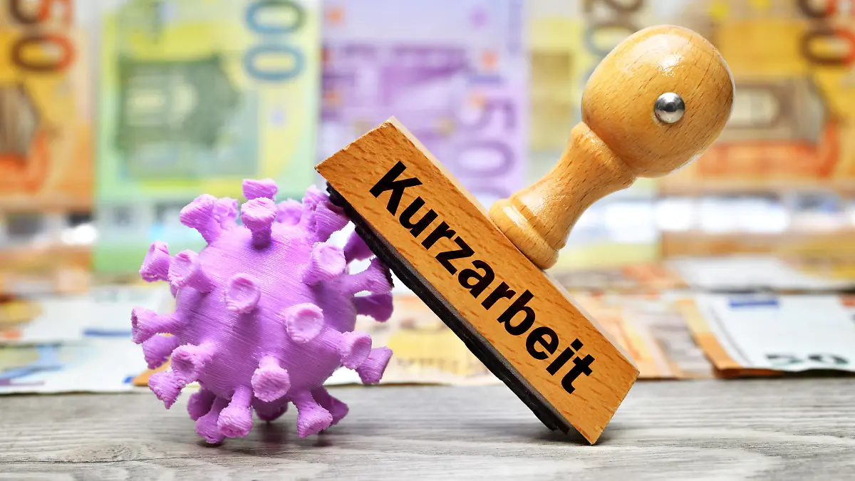 Coronavirus-Miniatur mit Stempel und Aufschrift Kurzarbeit *** Coronavirus miniature with stamp and inscription short-time work