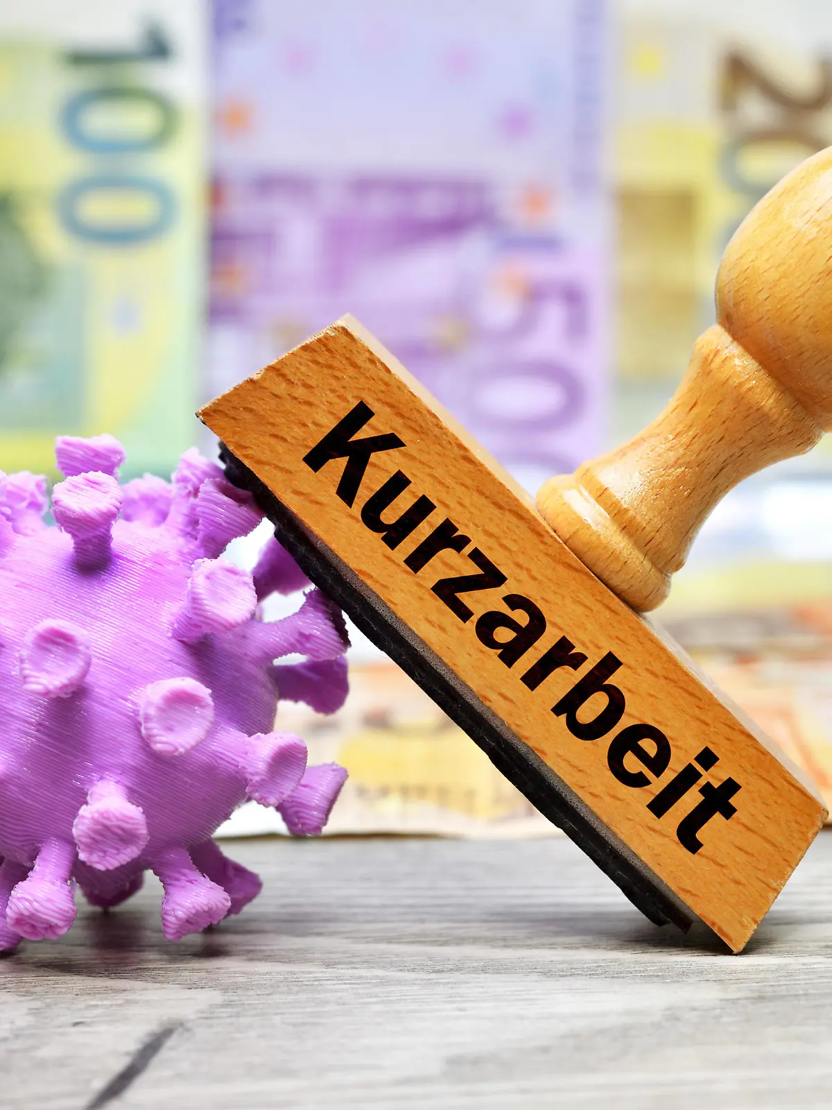  Coronavirus-Miniatur mit Stempel und Aufschrift Kurzarbeit *** Coronavirus miniature with stamp and inscription short-time work
