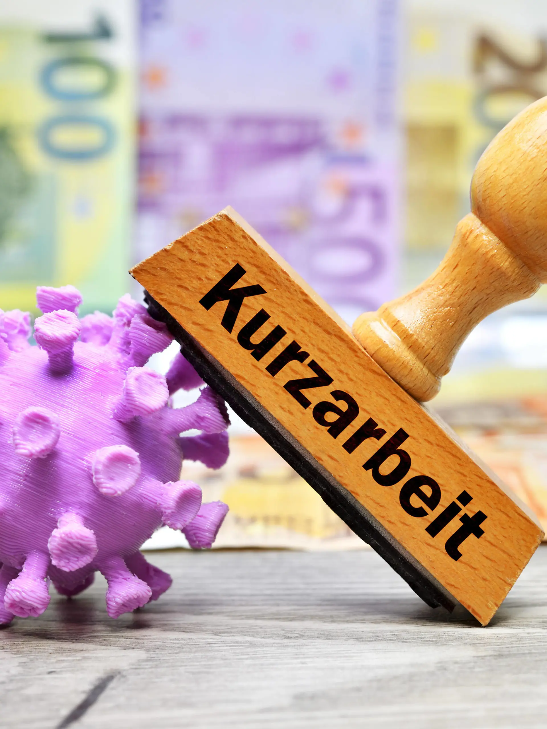  Coronavirus-Miniatur mit Stempel und Aufschrift Kurzarbeit *** Coronavirus miniature with stamp and inscription short-time work
