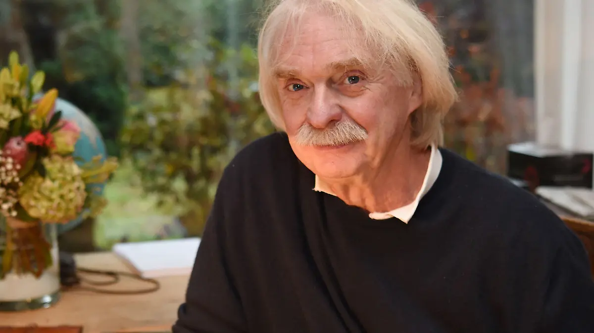 ARCHIV - 12.11.2018, Niedersachsen, Oyten: Profiler und Autor Axel Petermann sitzt in seinem Haus an seinem Schreibtisch. Für ihn deuten die Indizien im Fall Maddie darauf hin, dass der Verdächtige das Mädchen nicht nur missbraucht, sondern auch ermordet hat. Foto: Carmen Jaspersen/dpa +++ dpa-Bildfunk +++