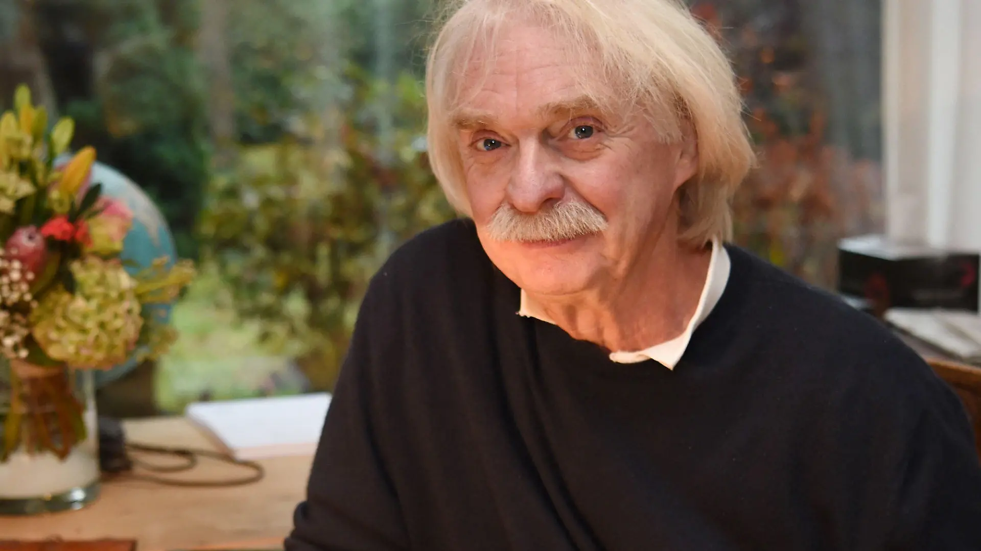 ARCHIV - 12.11.2018, Niedersachsen, Oyten: Profiler und Autor Axel Petermann sitzt in seinem Haus an seinem Schreibtisch. Für ihn deuten die Indizien im Fall Maddie darauf hin, dass der Verdächtige das Mädchen nicht nur missbraucht, sondern auch ermordet hat. Foto: Carmen Jaspersen/dpa +++ dpa-Bildfunk +++