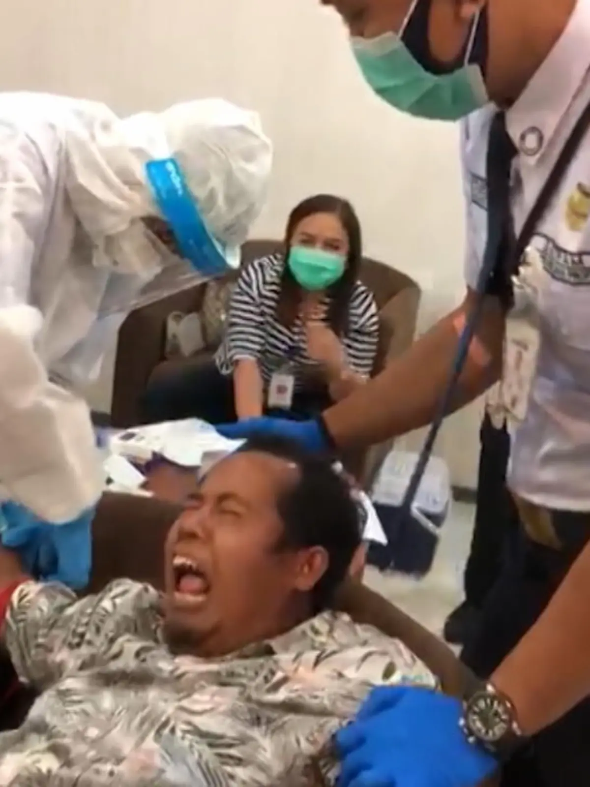 Dieser Mann schreit ein malaysisches Krankenhaus zusammen, weil er Angst vor einer Spritze hat.