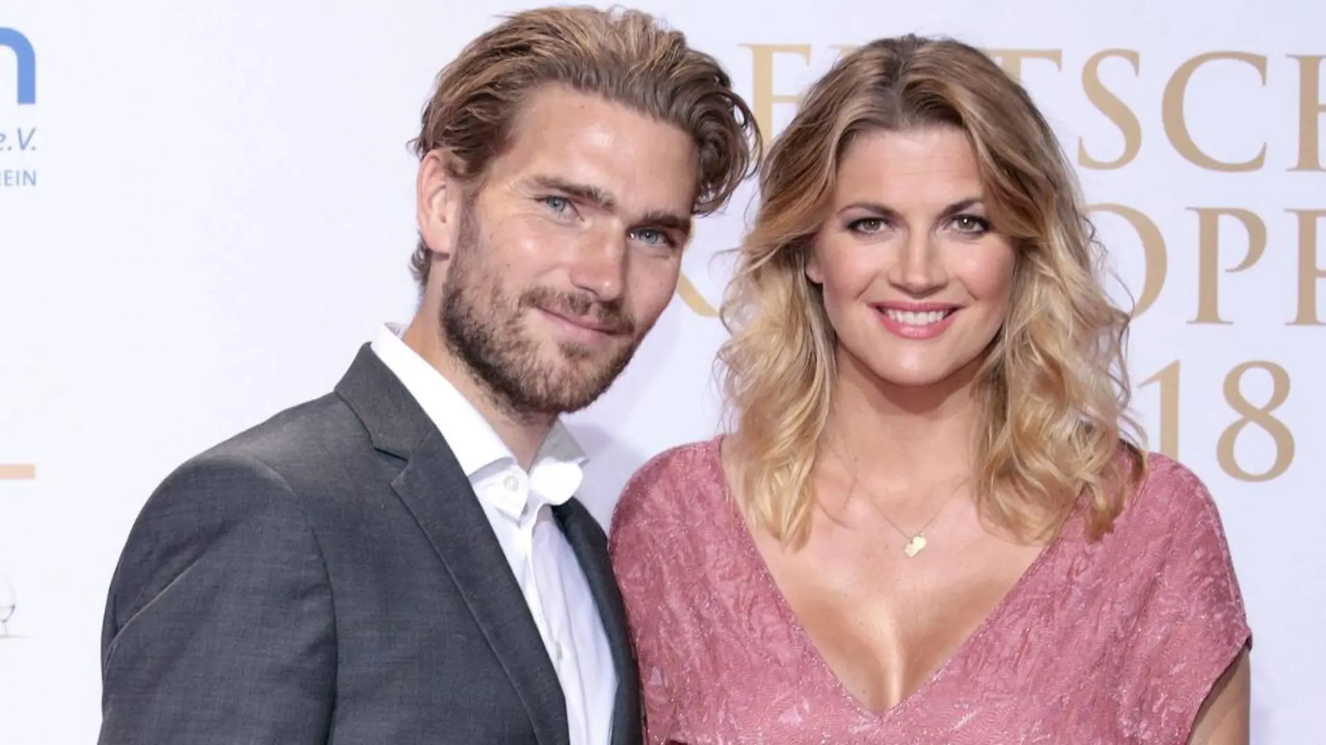 Nina Bott mit Freund Benjamin Baarz bei der Verleihung des Deutschen Radiopreises 2018 im Eventcenter Schuppen 52. Hamburg, 06.09.2018 *** Nina Bott with friend Benjamin Baarz at the presentation of the German Radio Prize 2018 in the Eventcenter Schuppen 52 Hamburg 06 09 2018 Foto:xgbrcix/xFuturexImage