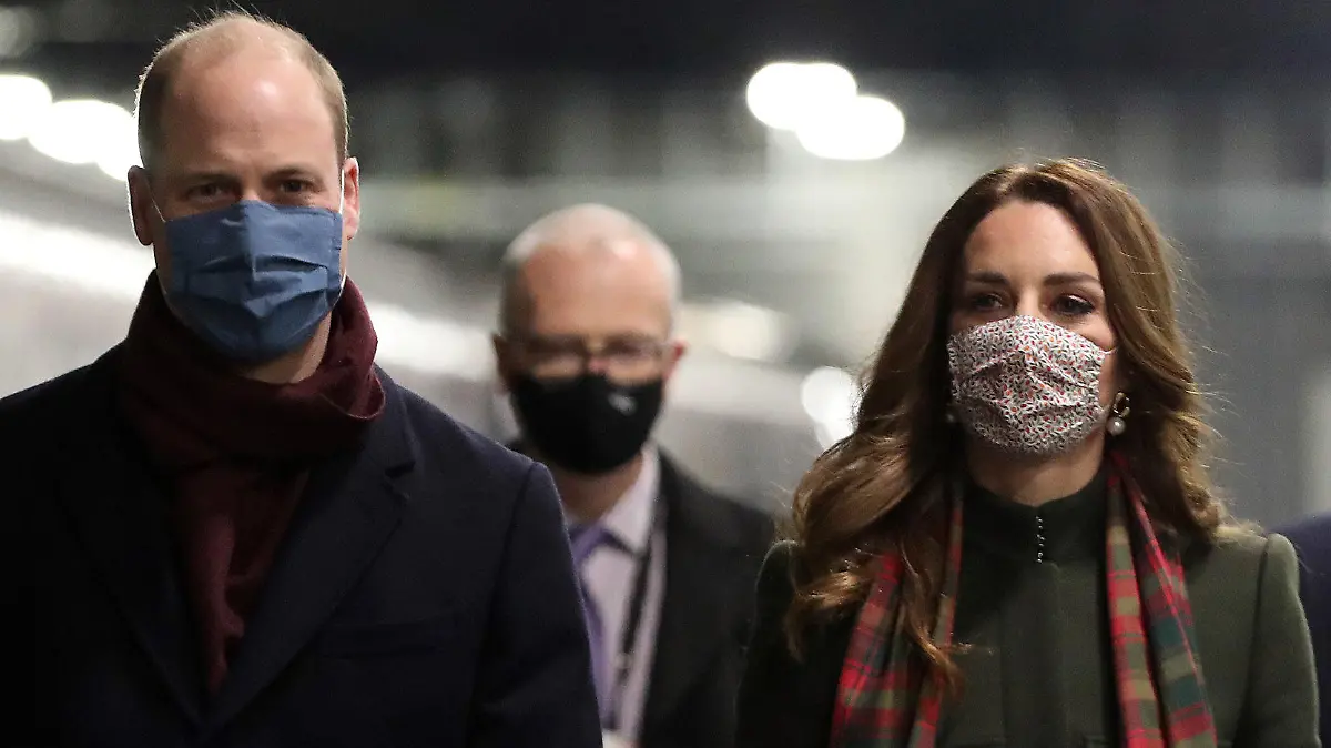 dpatopbilder - 06.12.2020, Großbritannien, London: Prinz William und Kate, Herzogin von Cambridge, besteigen im Londoner Bahnhofs Euston den «Royal Train», bevor sie durch das Vereinigte Königreich reisen. Prinz William und Herzogin Kate wollen auf einer mehrtägigen Zugreise durch Großbritannien Helden der Corona-Krise treffen. Foto: Chris Jackson/PA Wire/dpa +++ dpa-Bildfunk +++