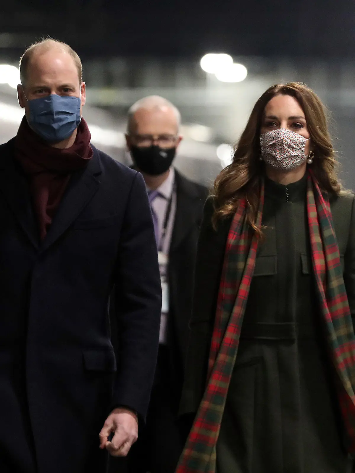 dpatopbilder - 06.12.2020, Großbritannien, London: Prinz William und Kate, Herzogin von Cambridge, besteigen im Londoner Bahnhofs Euston den «Royal Train», bevor sie durch das Vereinigte Königreich reisen. Prinz William und Herzogin Kate wollen auf einer mehrtägigen Zugreise durch Großbritannien Helden der Corona-Krise treffen. Foto: Chris Jackson/PA Wire/dpa +++ dpa-Bildfunk +++