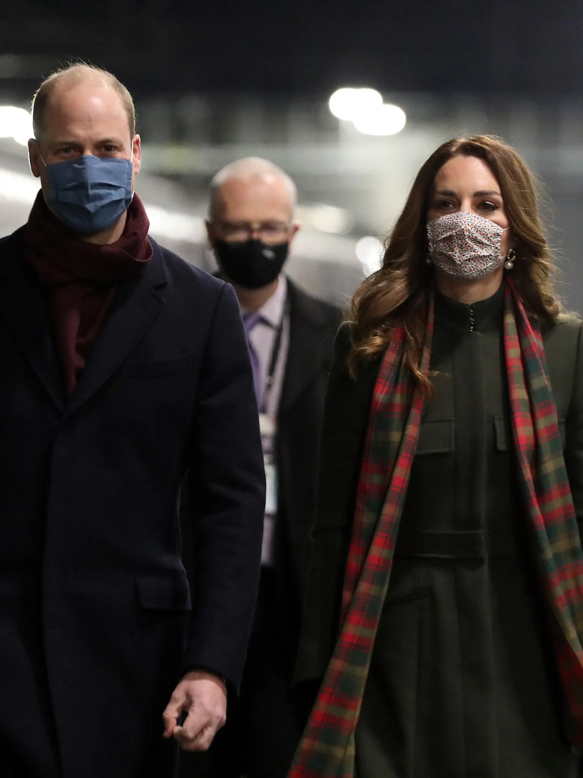 dpatopbilder - 06.12.2020, Großbritannien, London: Prinz William und Kate, Herzogin von Cambridge, besteigen im Londoner Bahnhofs Euston den «Royal Train», bevor sie durch das Vereinigte Königreich reisen. Prinz William und Herzogin Kate wollen auf einer mehrtägigen Zugreise durch Großbritannien Helden der Corona-Krise treffen. Foto: Chris Jackson/PA Wire/dpa +++ dpa-Bildfunk +++